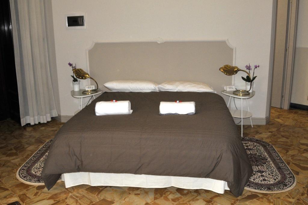 Alibrandi Palace Civitavecchia Kamer foto