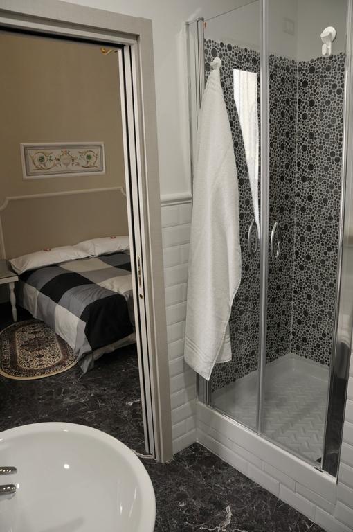 Alibrandi Palace Civitavecchia Kamer foto